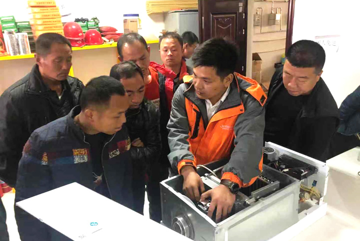 菲思盾壁掛爐售后培訓導師對配件進行一一講解