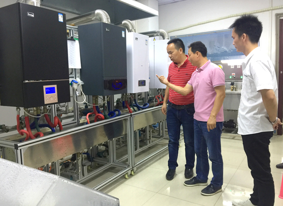 參觀技術研發中心了解產品性能