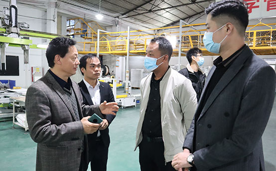 黃總帶領代理商考察團參觀廠區(qū)